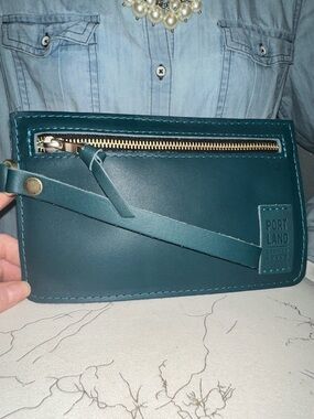 PLG Adriana wristlet in Harbor 💙💚